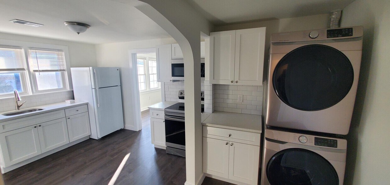 Eat-In Kitchen - 1084 S Hanover St