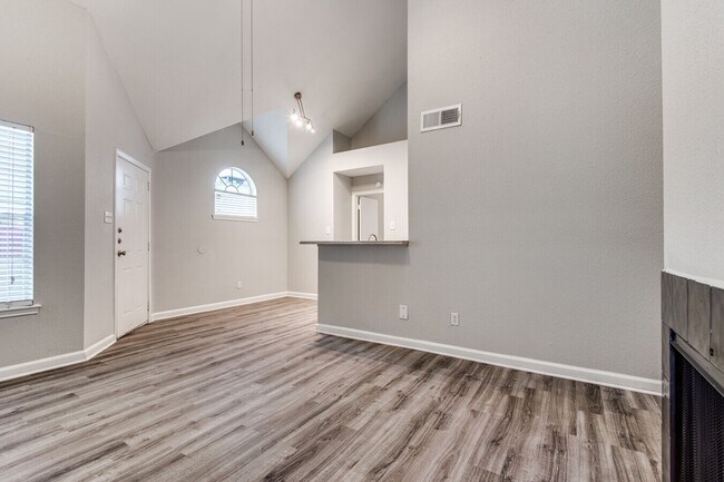 Foto del edificio - Peaceful Living in Champions — 2 Bed Deal You’ll Love!