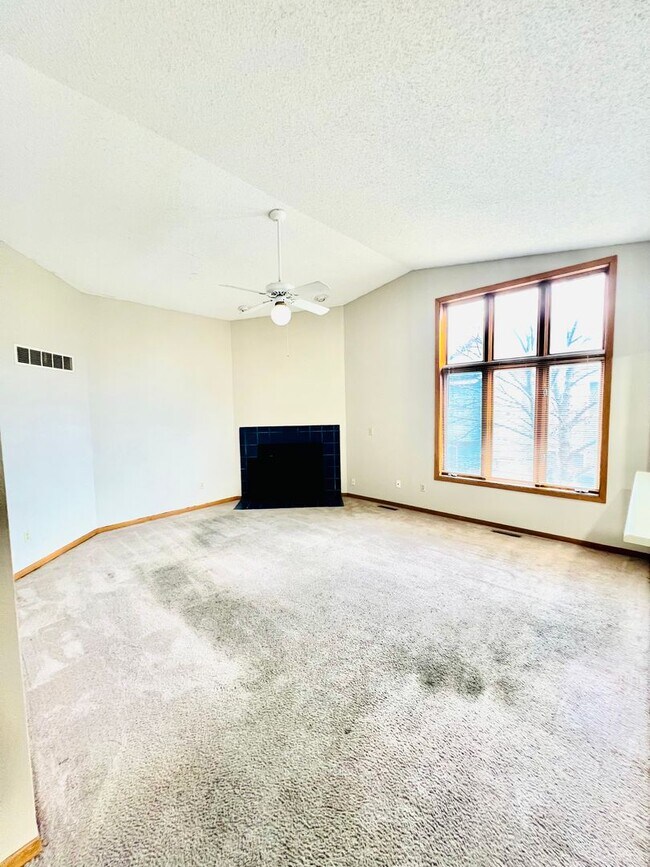 Foto del edificio - 4 Bedroom 2 Bath Duplex in Iowa City