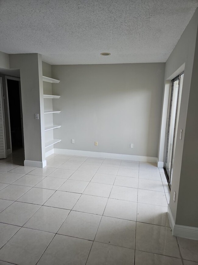 Photo - Pretty 1/1 in Gated Community w/Awesome Am... Apartment