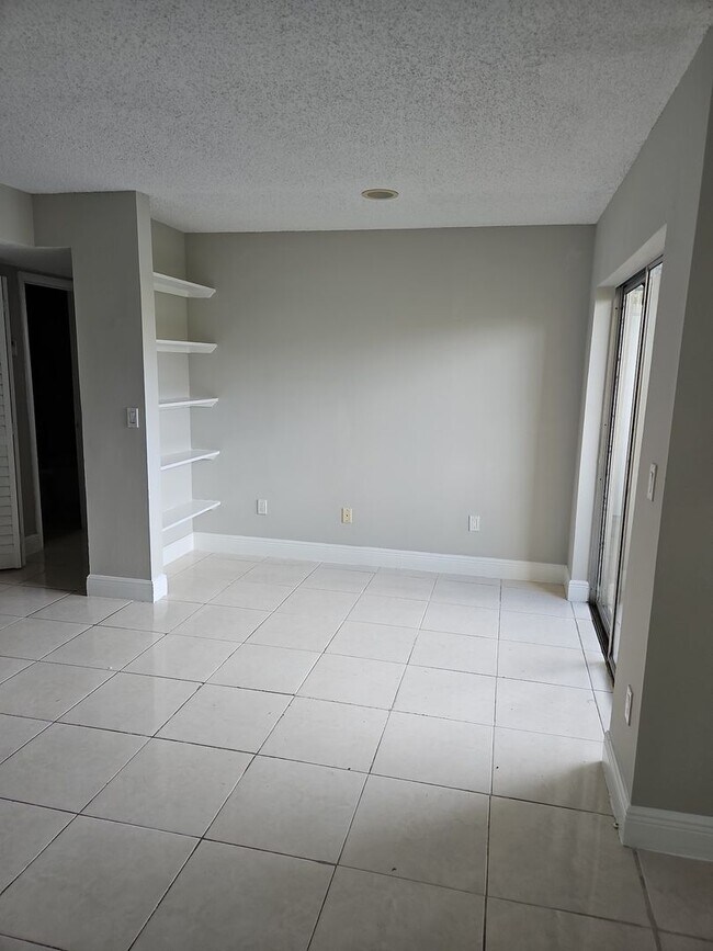 Foto del edificio - Pretty 1/1 in Gated Community w/Awesome Am...