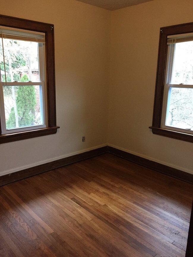 Bedroom windows - 1510 Front St