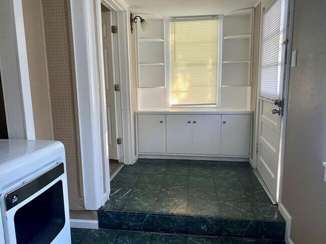 Back Entry - 346 Dempsey St
