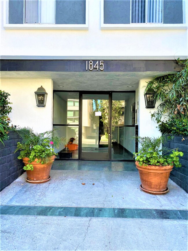 Front entrance - Glendon Apartments