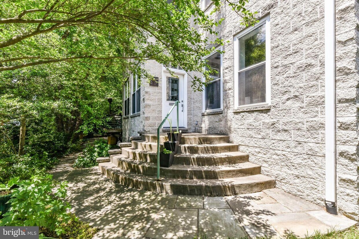 Primary Photo - 2222 N Emerson St