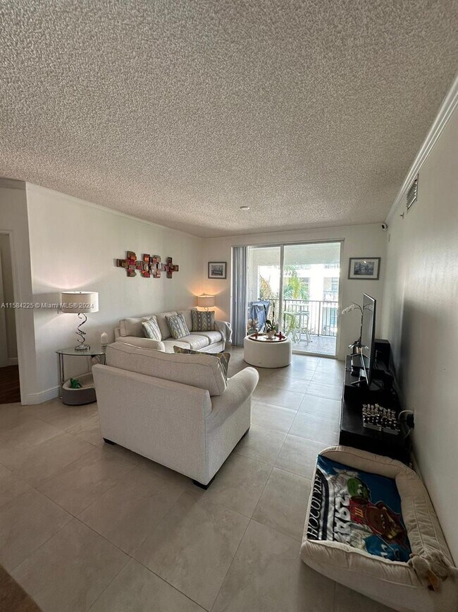 Foto del edificio - 17145 N Bay Rd