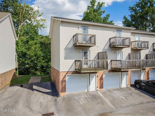 Building Photo - 2 Bdrm / 2.5 Bath, North JC - Minutes to ETSU, VA, JC Med Center