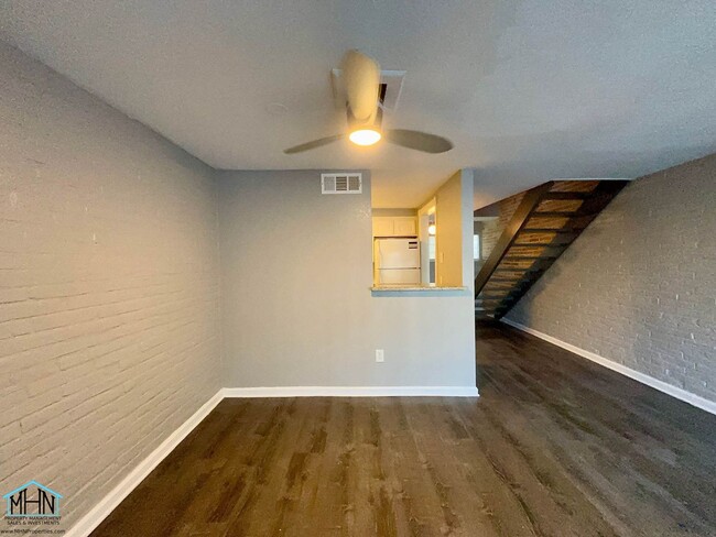 Building Photo - 2 bed/1 bath 2-story townhome w/patio in a...