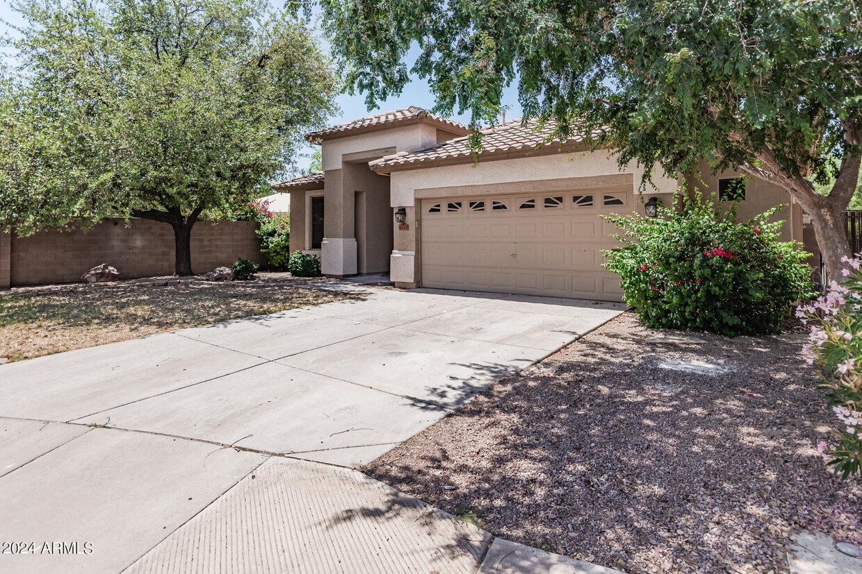 Primary Photo - 4724 E Bellerive Dr