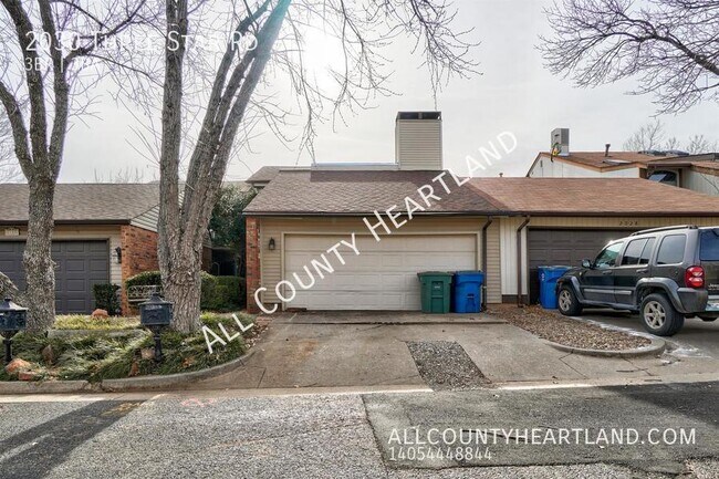 Foto del edificio - 3-bed/ 3-bath townhome close to UCO!