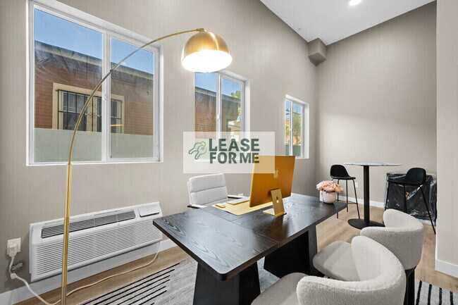 Photo - 4348 Woodlawn Ave Apartment