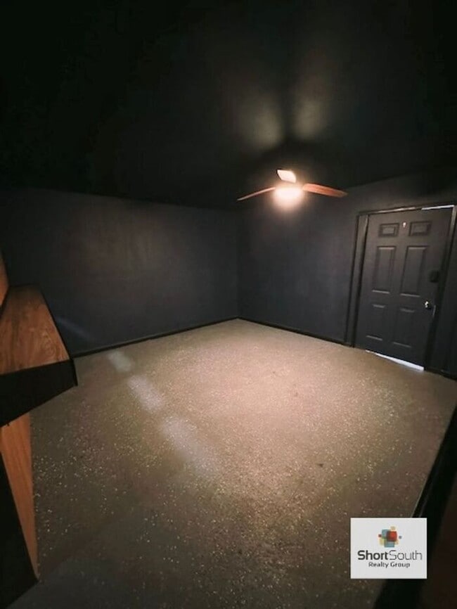 Building Photo - Nice main floor commercial space for rent