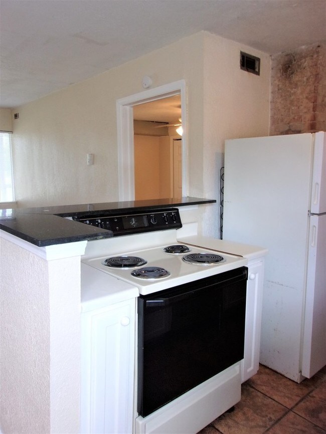 Building Photo - 1 bed 1 bath Madison Square Apartments