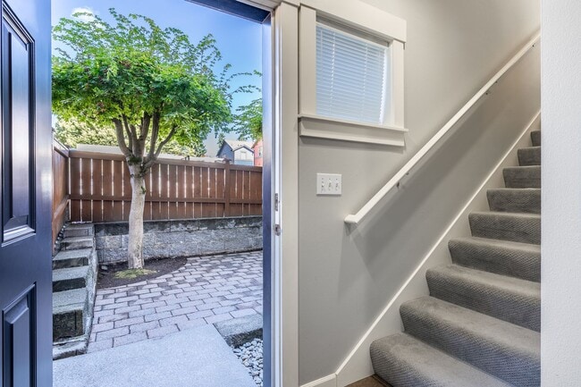 Building Photo - 2bd/2.5ba Seattle Townhome