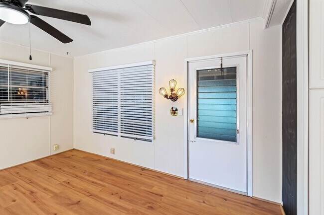 Foto del edificio - Charming 2BR/2BA Waterfront Home for Rent with Canal Access & Two Garages