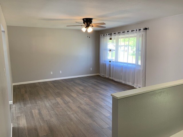 Sala de estar de la planta superior - 1522 Holley St