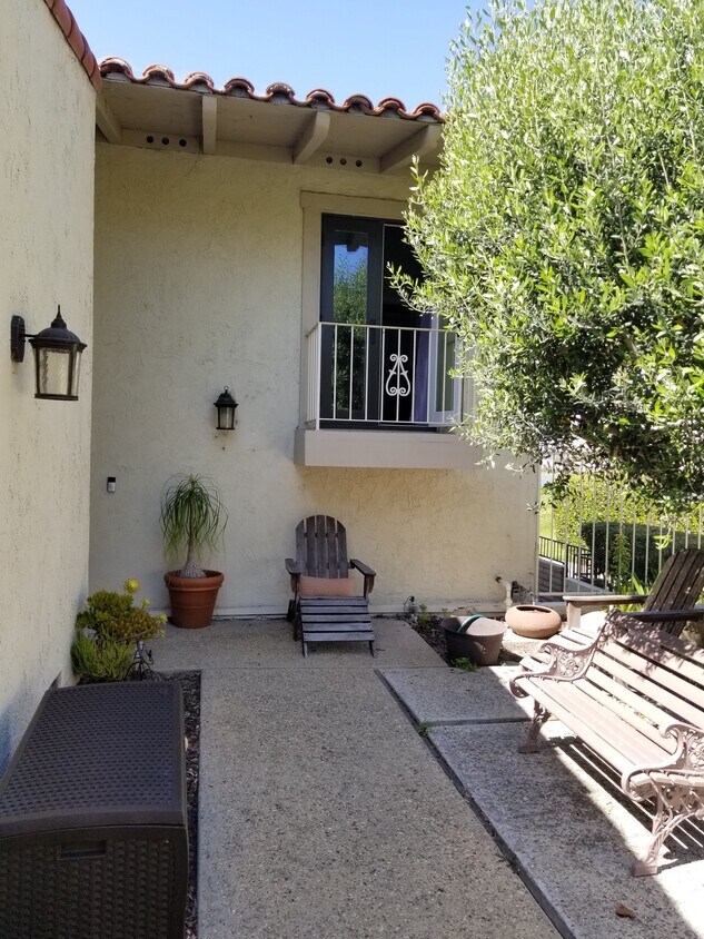 Private courtyard front entrance - 424 Vista Quinta