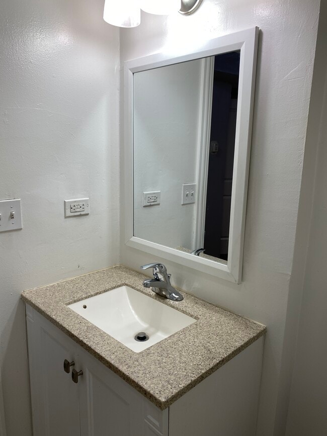 4408 Hazel - 2 bedroom - 900 W Montrose Ave