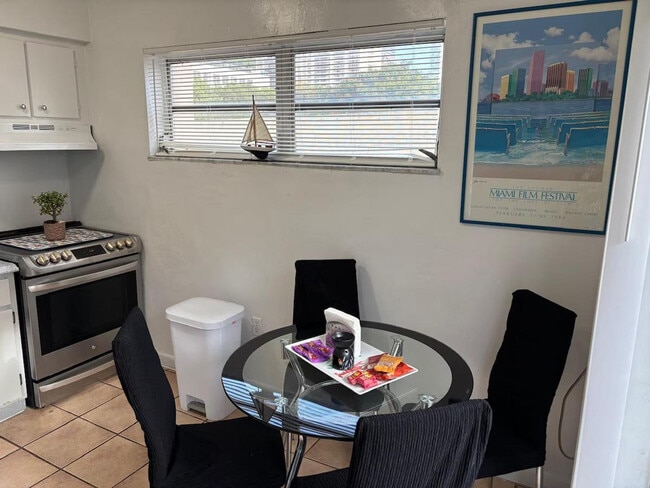 Building Photo - 441 NE 5th Ct