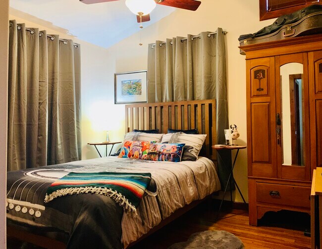 Dormitorio privado con cortinas opacas y persianas de madera. - 905 Prospect Ave