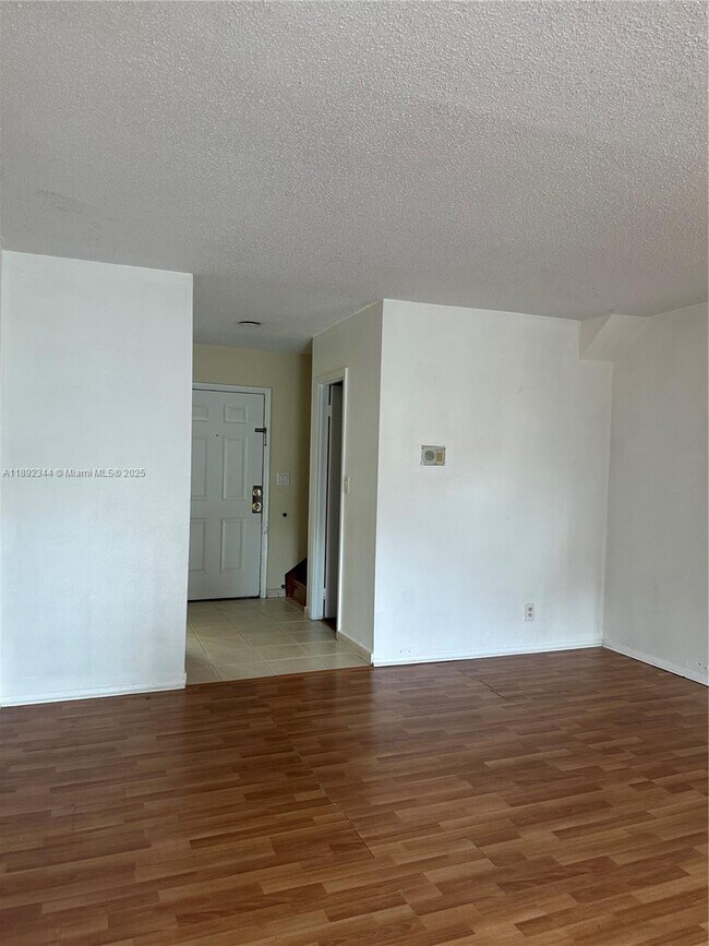 Foto del edificio - 18101 NW 68th Ave