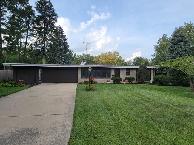 Building Photo - 1633 Southlawn Pl
