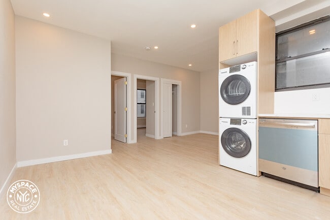 Foto del edificio - 879 Dekalb Ave