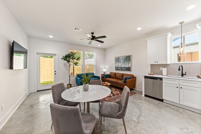 Building Photo - Enclave 2 bed 2 bath