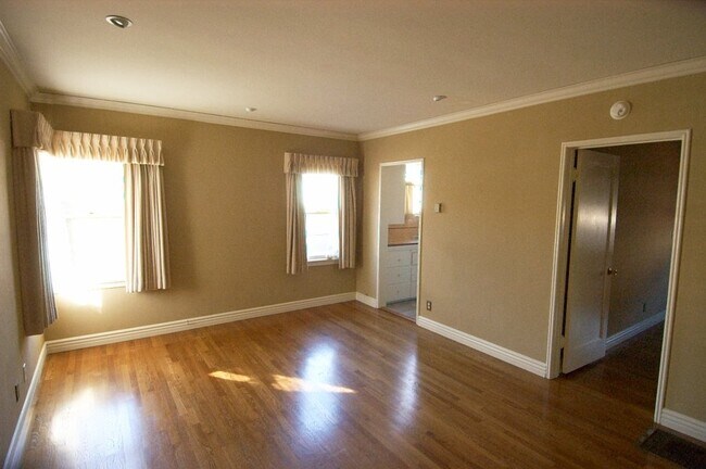 Foto del edificio - 1356 N Grand Oaks Ave