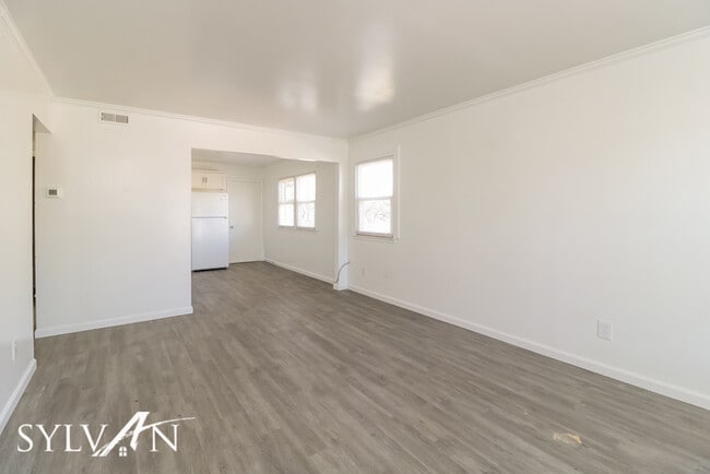 Building Photo - Come view this charming 3BR 1BA brick home