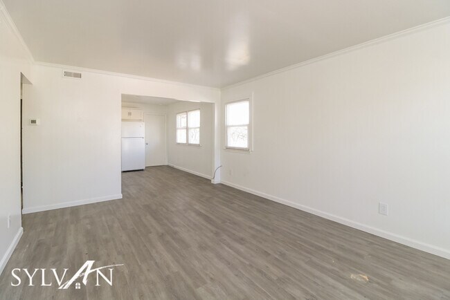 Foto del edificio - Come view this charming 3BR 1BA brick home