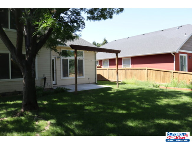 Building Photo - Clean Two story 3 bedroom plus office 3 ba...