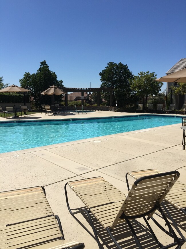 Building Photo - Low Maintenance Home Centrally Located wit...