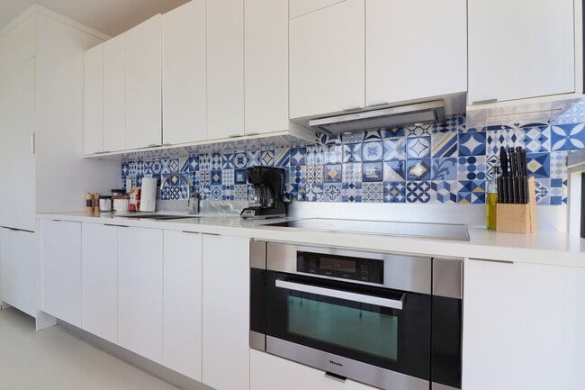 Building Photo - 250 Collins Ave