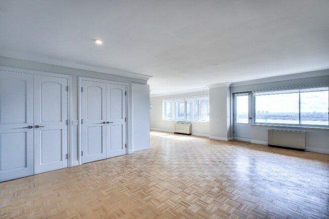 Building Photo - Royal Westmount - Il Palazzo luxury residence