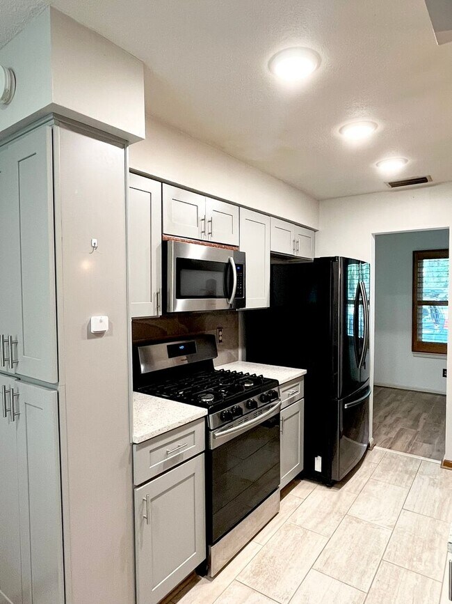 Foto del edificio - Three Bedroom, Two Bath in the Heart of Ge...