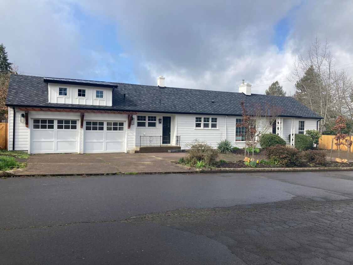 Foto principal - Fully Renovated 4 Bed Home w/ Fenced Backy...