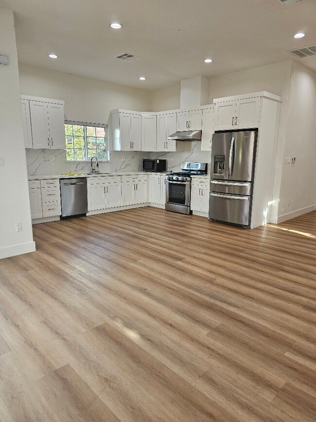 Kitchen - 6380 Klamath Dr