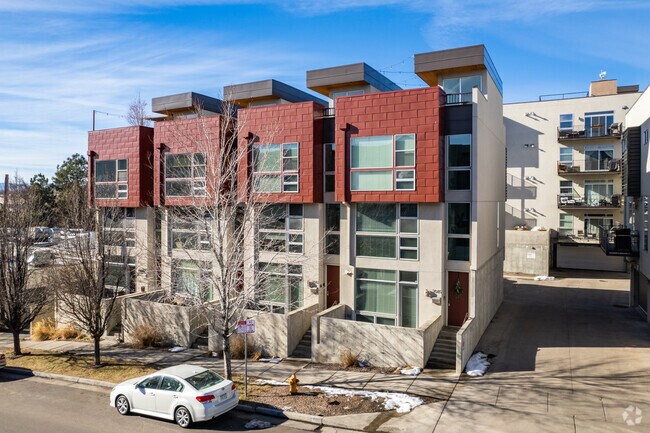 Edificio Sur - 2650 Front View Cres