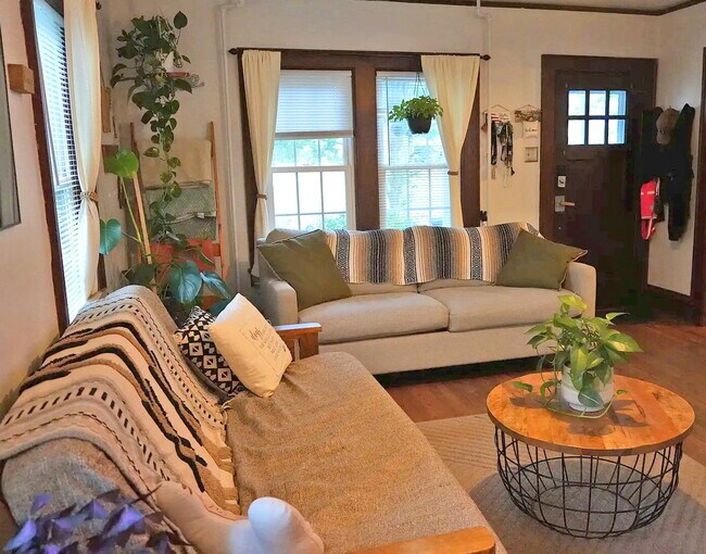 Foto del edificio - Charming 1950s Home Just Minutes from Downtown Harrisonburg!