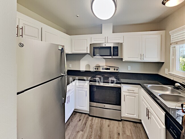 Building Photo - 6500 Country Club Dr Apt 21