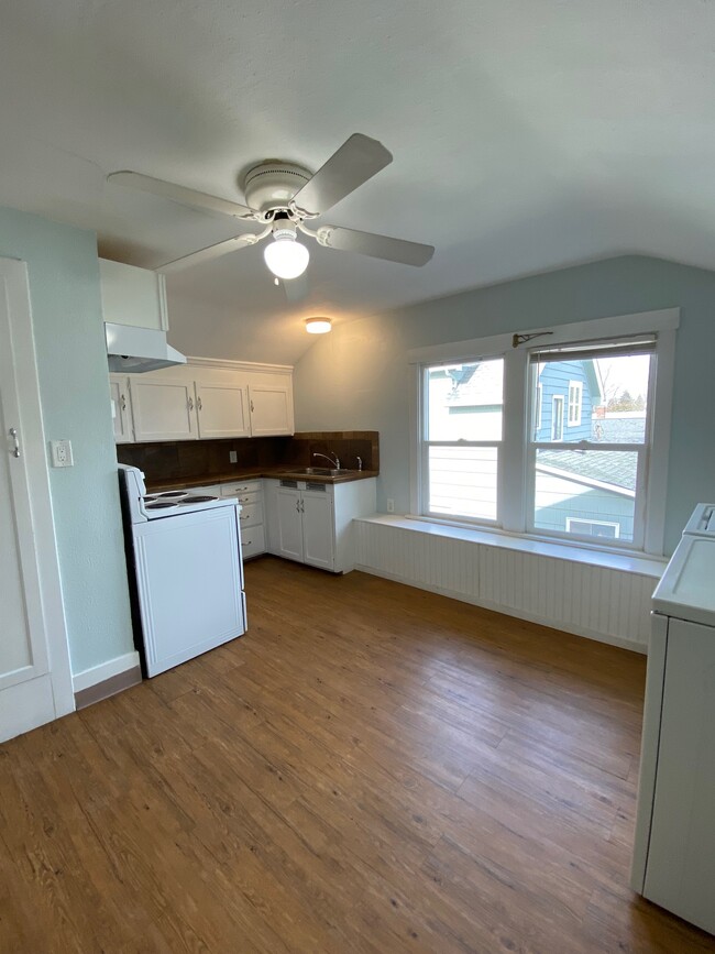 Kitchen has lots of natural light from the large windows - 3735 Fawcett Ave