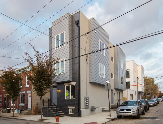 Edificio en esquina con amplias ventanas. - 1223 N 30th St
