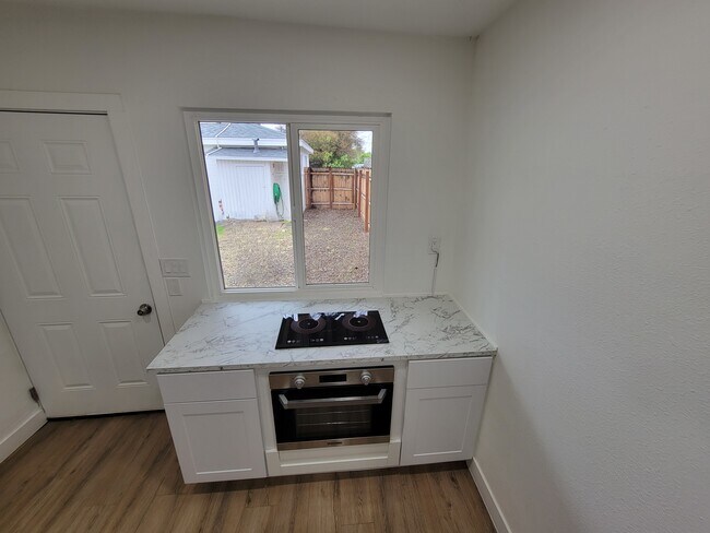 Photo - 1021 W 5th St Apartments