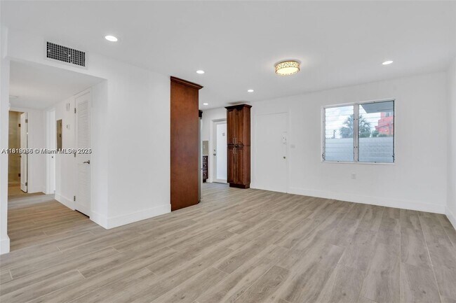Foto del edificio - 1631 NE 114th St