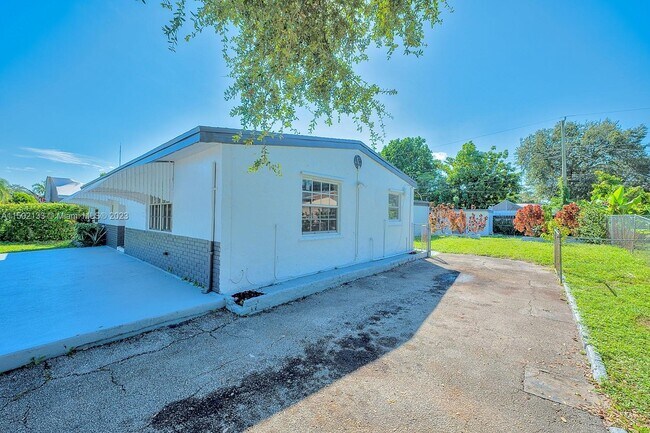 Building Photo - 6130 SW 32nd St