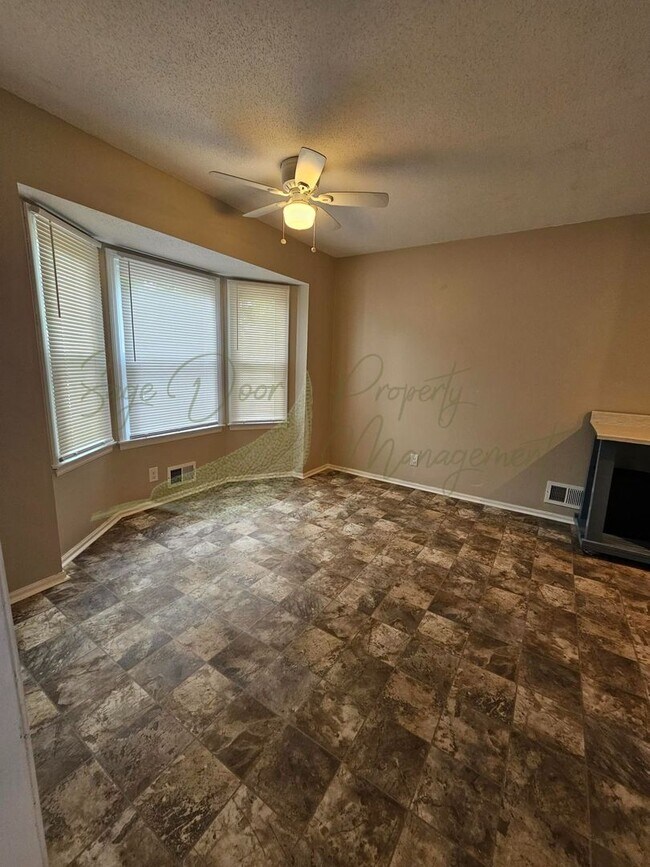 Building Photo - TOWNHOME IN BLUE SPRINGS!!!