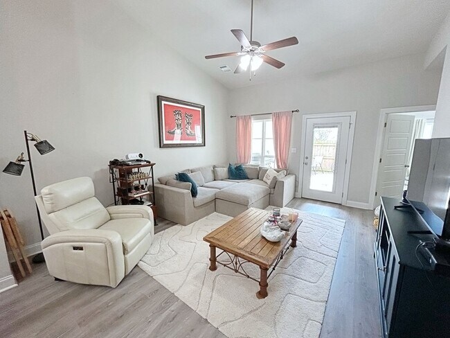 Foto del edificio - 2 Bedroom Townhouse in Gated Community off...