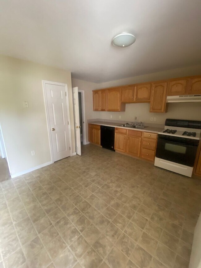 Building Photo - Three Bedroom Townhouse