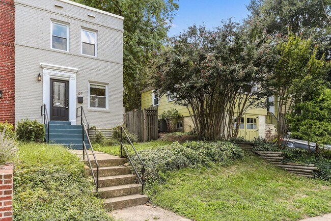 Building Photo - 2bed/2bath Rowhome near Old Town Alexandria!